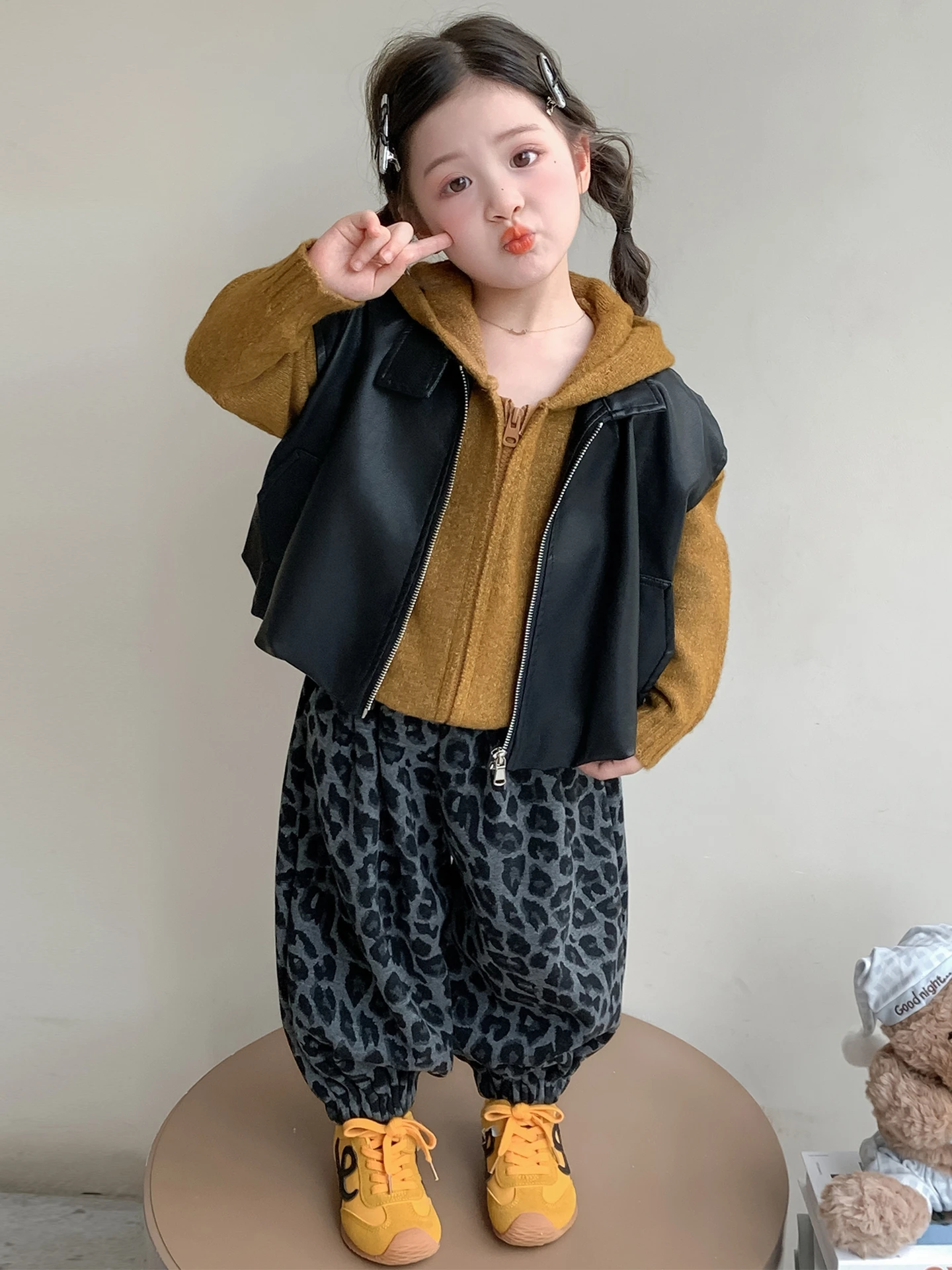 conjunto-de-ropa-de-tres-piezas-para-nina-suda-con-capucha-ceco-de-cuero-y-plones-con-estampado-de-leopardo-est