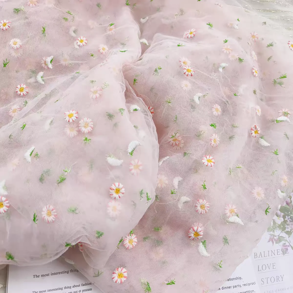 vestido-de-tule-bordado-com-margaridas-rosas-roupas-infantis-roupas-para-bonecas-decoracao-de-fundo-material-artesanal-diy