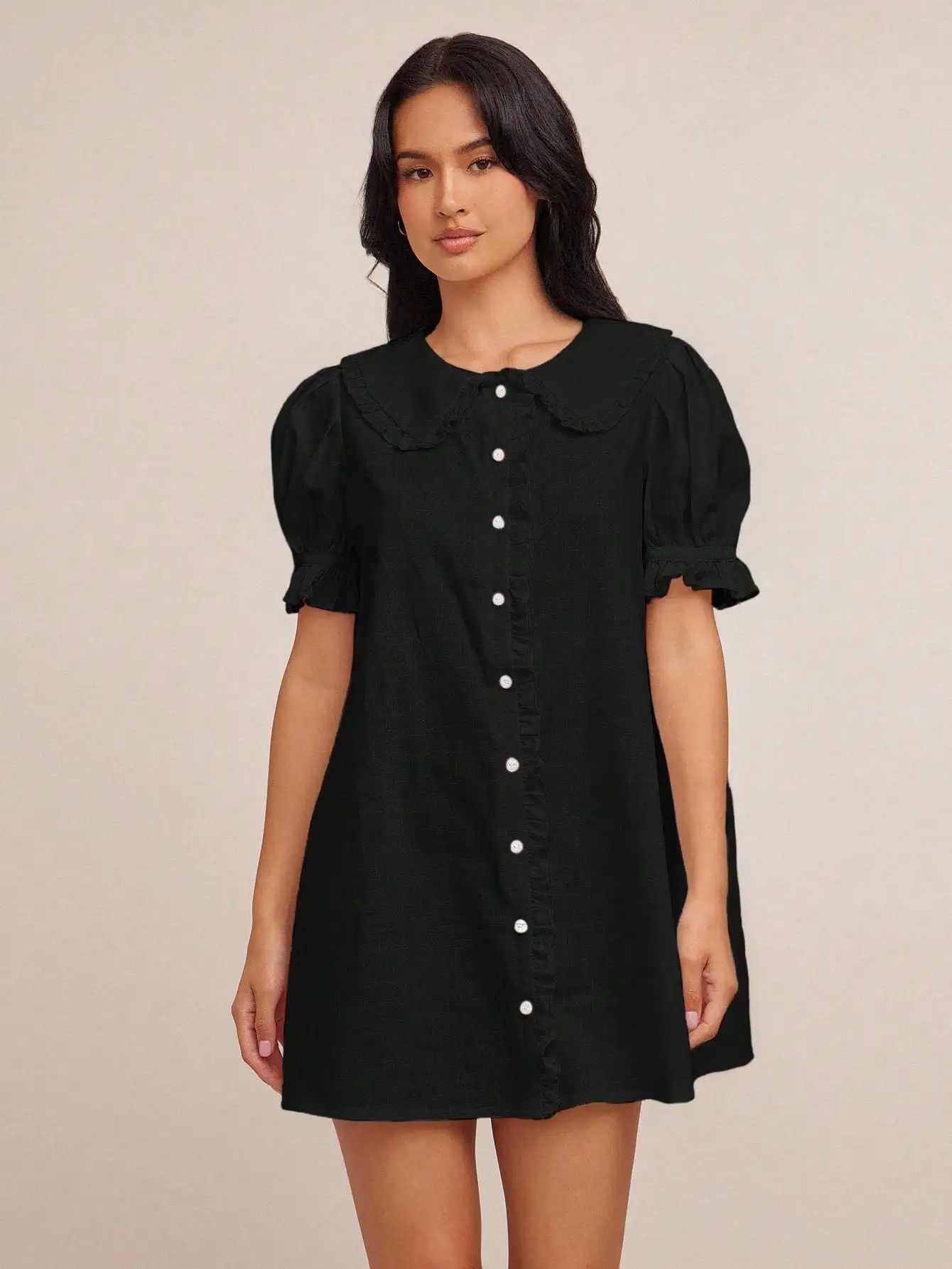 

Черное мини-платье А-силуэта в стиле бохо с рюшами на воротнике, пышными рукавами и застежкой на пуговицы