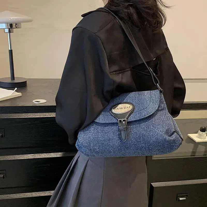 

Простая повседневная джинсовая сумка для подмышек, женская новинка Sle Faionable Color Blo, маленькая квадратная сумка для повседневного использования, без внутренних кетов