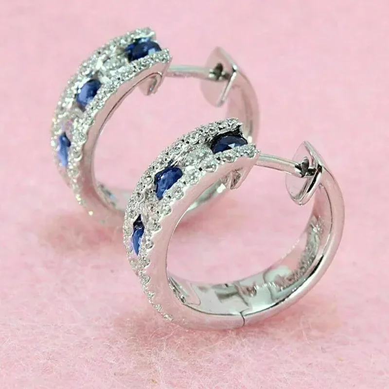 Huitan Elegante klassische Design-Creolen für Damen mit rundem blau/weißem Zirkonia für tägliche Party-Hochzeitsgeschenkzubehör