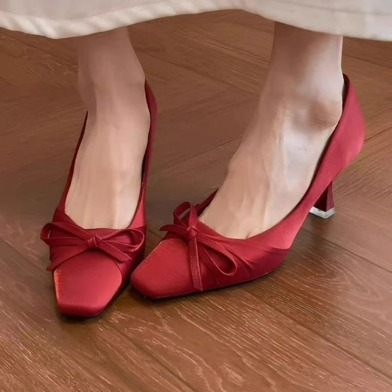 

Women with High Heels 2026 New French Gentle and Elegant Bow Square Head Thin Wedding Shoes with The Bride.