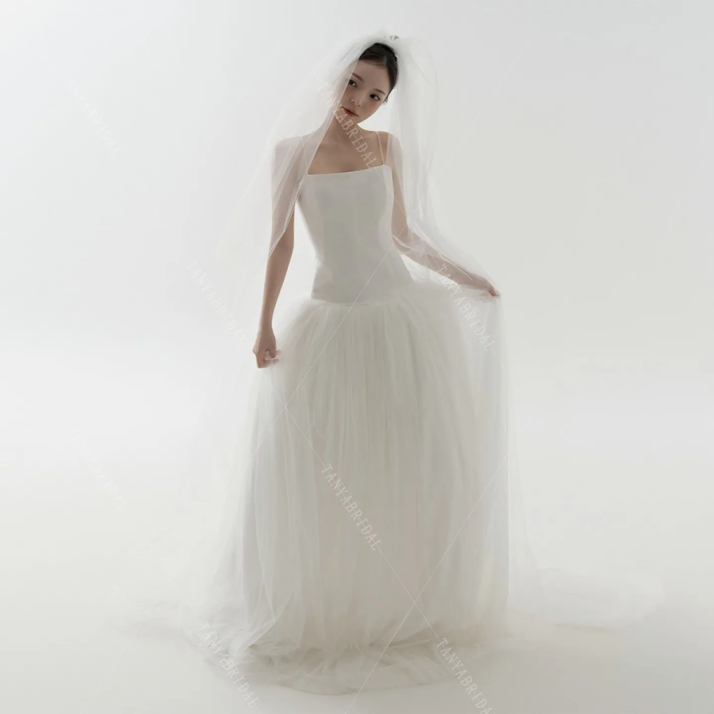 우아한 민소매 새틴과 튤 소재의 브라이덜 가운, 스파게티 스트랩 A라인 심플 웨딩드레스, 웨딩촬영 드레스