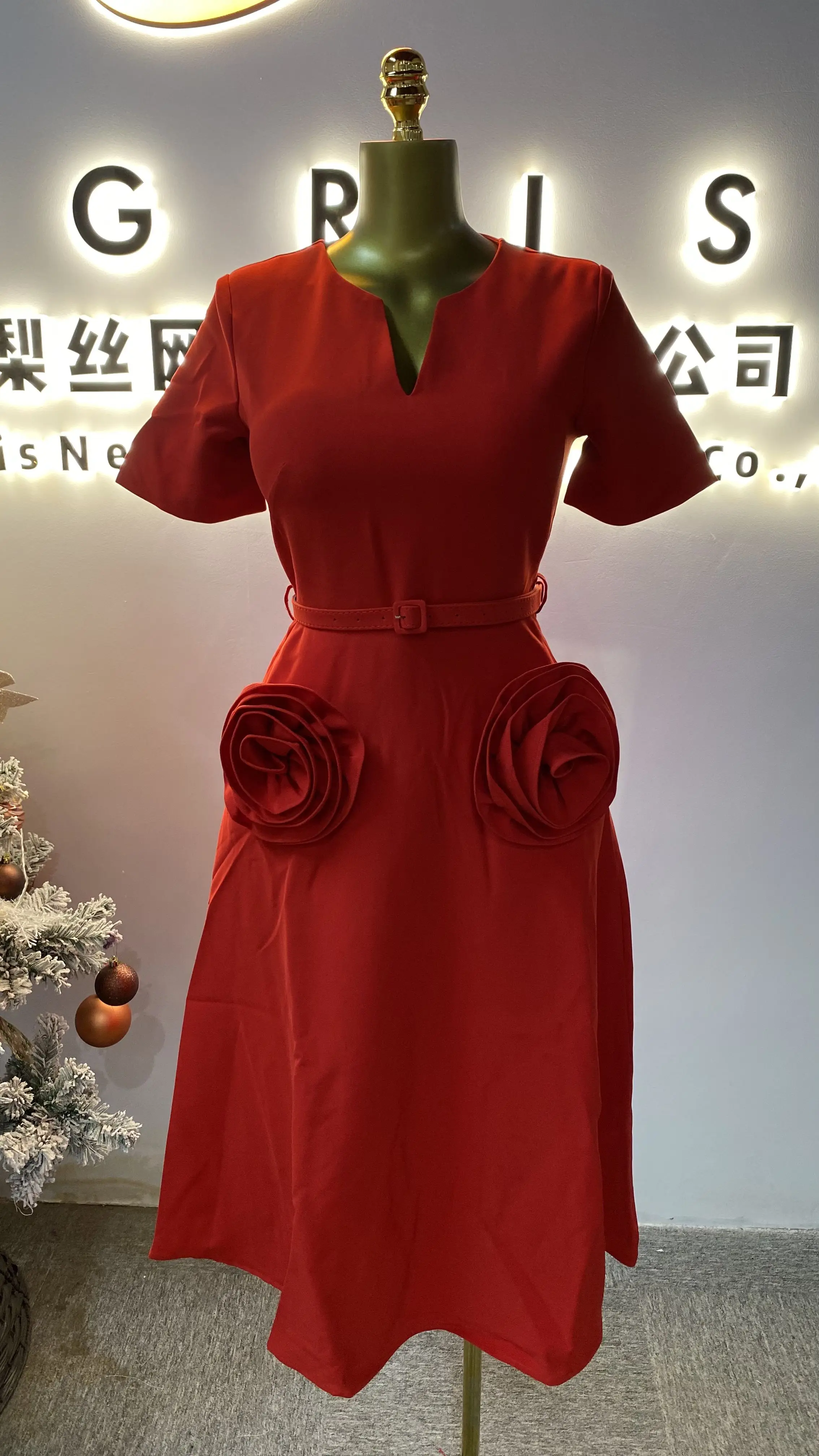 2025 صيف جديد موضة محبوك الخامس الرقبة ثلاثية الأبعاد الأزهار قصيرة الأكمام ألف خط السراويل بالجملة فستان مكتب رسمي-GZXX089