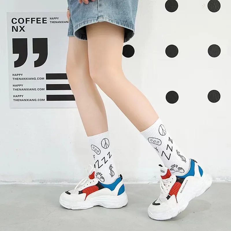 

2 pairs Black White Graffiti Fashion Long Funny Hip Hop Sox Unisex medias Funny Novelty White Socks Cool Harajuku Designer Socks