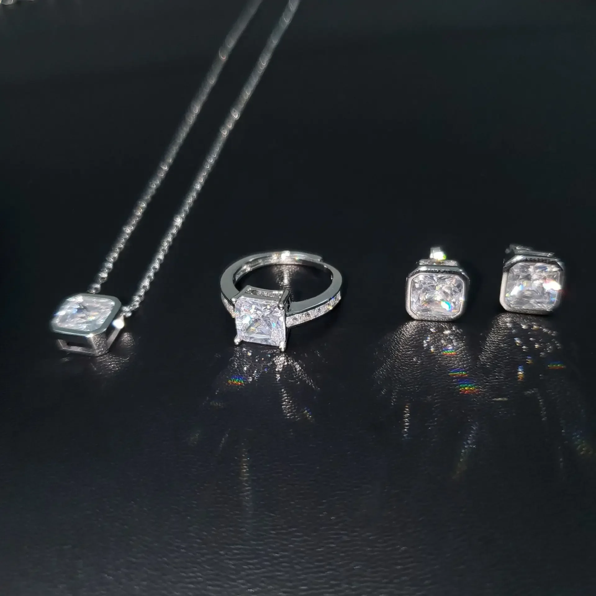 

MDL Moissanit1 Style Little Red Book Hot Push Geometric Square Ring Necklace Earrings Three Pieces Imitation Moissan Asche