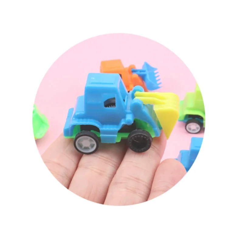 1Pcs Zufällige Stil Kreative Zurückziehen Fahrzeug Spielzeug Kunststoff Mini Rebound Auto kinder Autos Modell