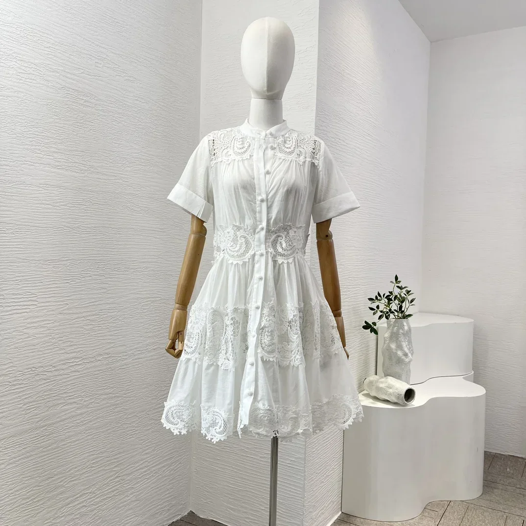 Hoge kwaliteit Elegantes witte mini-jurk met korte mouwen en kantborduurwerk