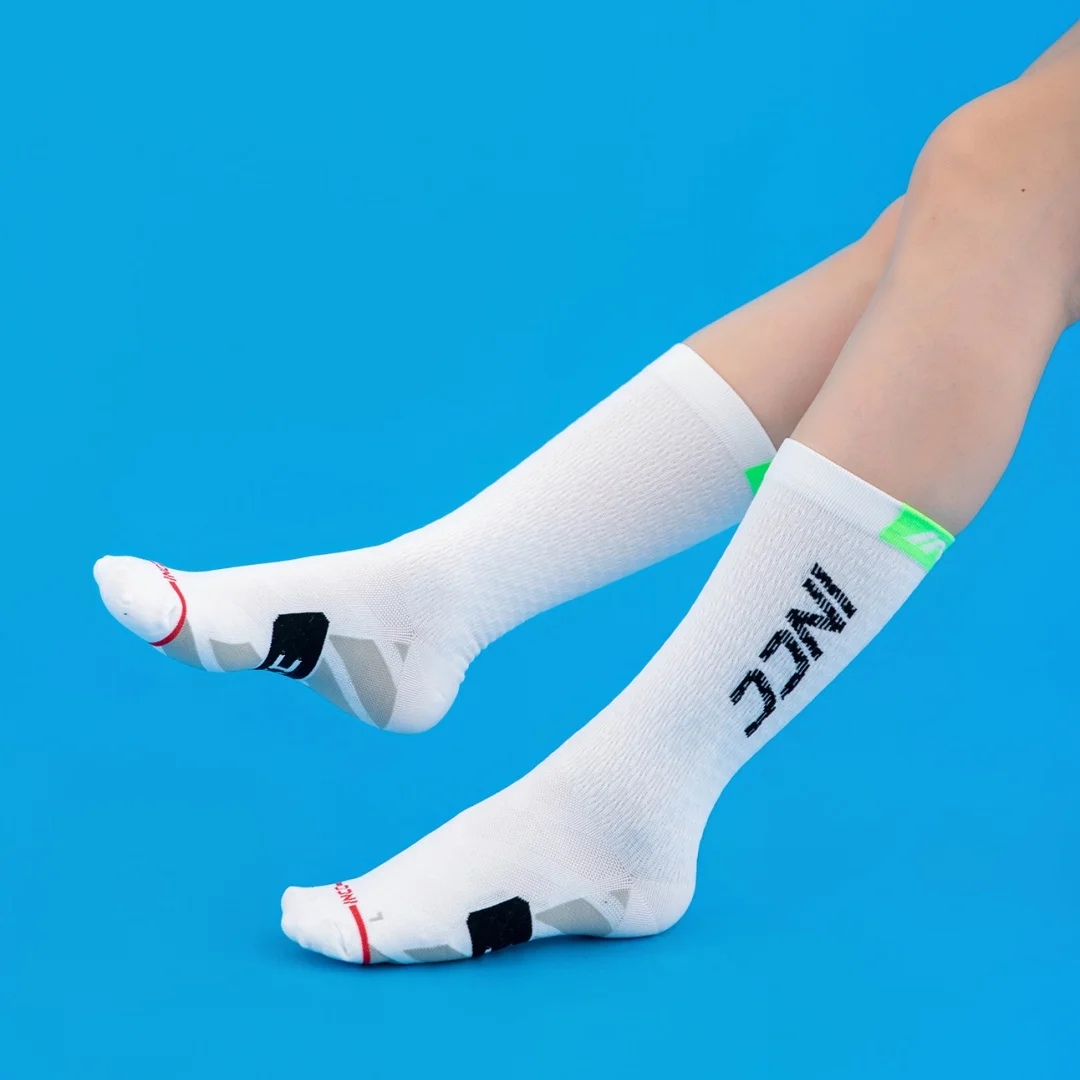 レターパターンの高伸縮性通気性コンフォートスポーツソックス 2 足パック、サイクリングやスポーツに最適