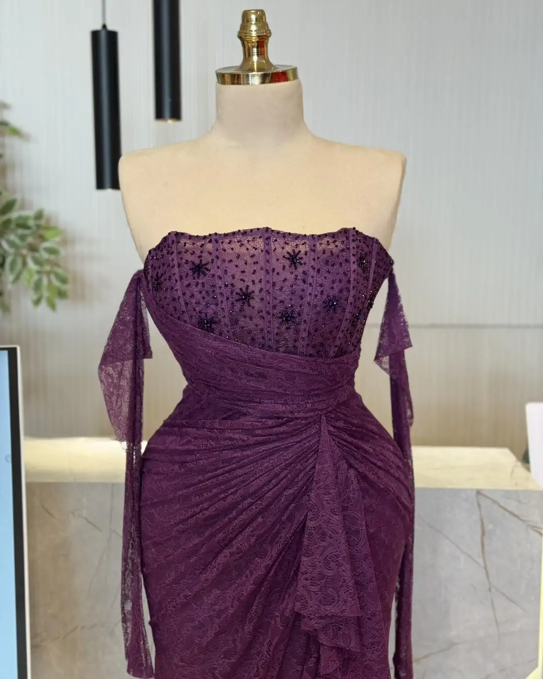 Nowa Sukienka Wieczorowa/Balowa z Odkrytymi Ramionami, Seksownym Dekoltem, Iluzorycznym Haftem, Gorsetem z Fiszbinami, Wiązaniem w Talii i Plisami