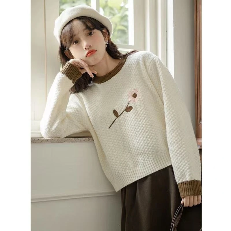 

College Style Embroidery Bottoming Sweater Women's Fall and Winter 2023 New Retro Short Section Inside and Outside with Knitwear