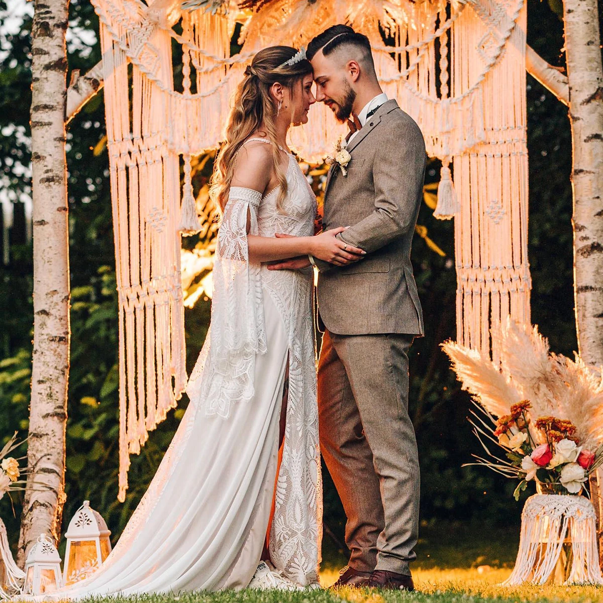 Abito da sposa in pizzo Boho con scollo all'americana, maniche lunghe svasate staccabili, spacco sinistro, treno fluido estivo, abito da sposa da spiaggia personalizzato