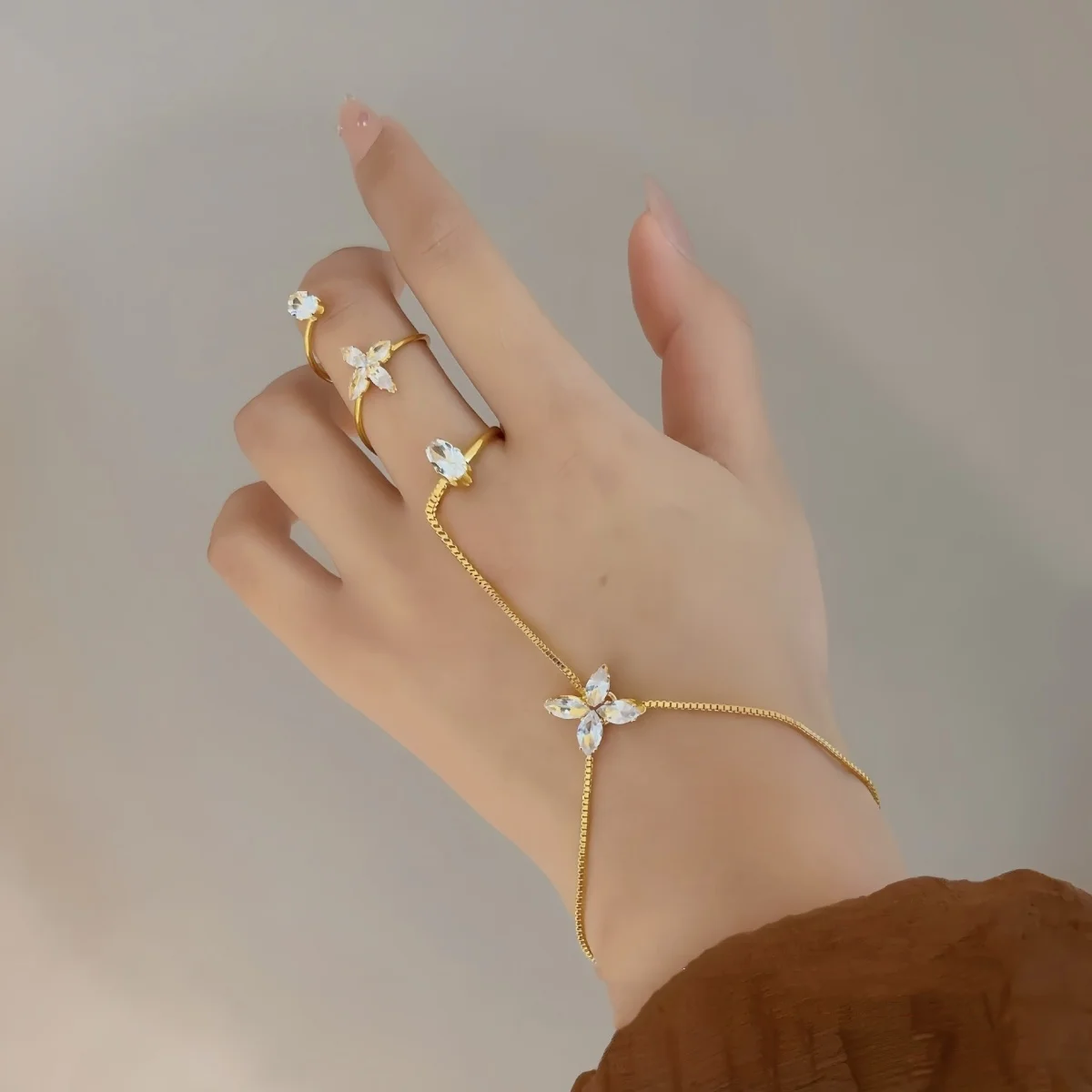 Funkelnde Zirkon-Schmetterlings-Blumen-Fingerketten-Armbänder für Damen und Herren, elegante, modische Tier- und Blumen-Ringarmreifen, zierlicher Schmuck – Detail 4