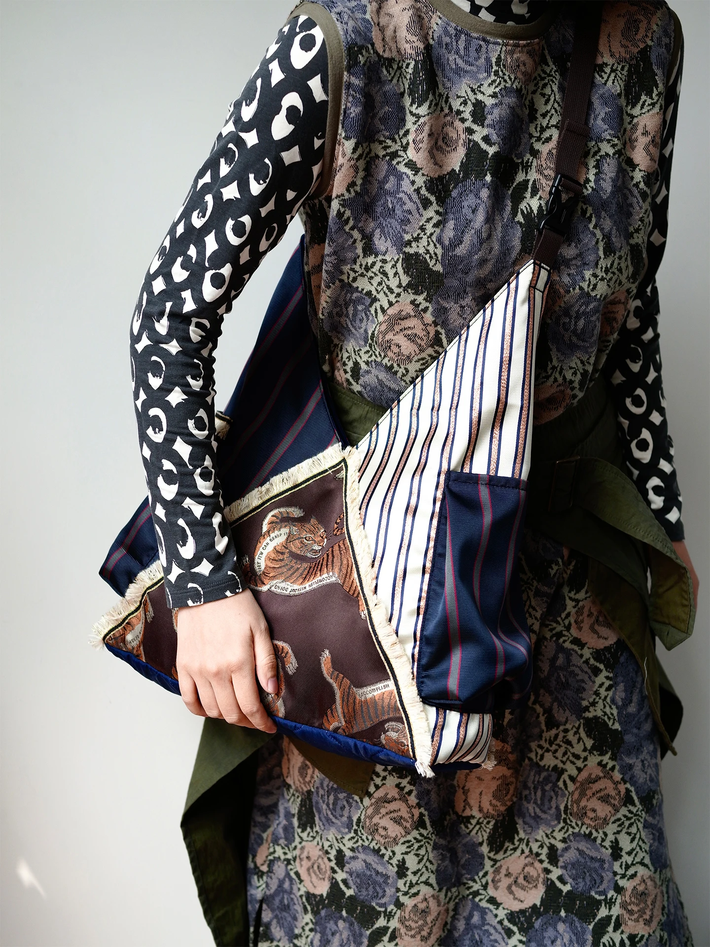 Fashionable Large Capacity Single Shoulder Bag New Chinese Style 2026 New Arrival Casual Simple Wind Nylon Material Magnetic ...
