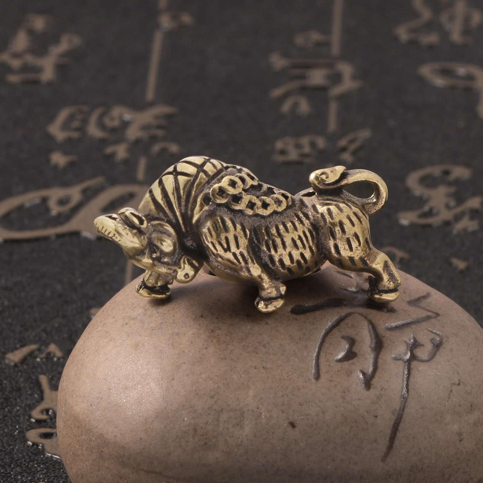 2026 Vintage Solid Brass Mini Bull Figurine Desktop Animal Ornament Feng Shui Home Decoration Craft Collectible