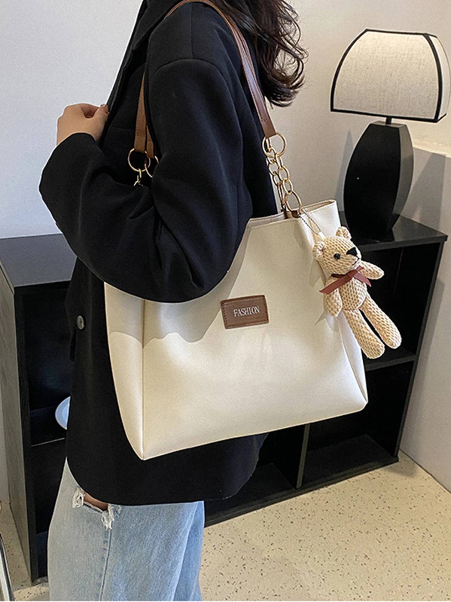 

Вместительная женская сумка-тоут 2026 года, новая модная сумка через плечо, деловая повседневная сумка для поездок на работу с подвеской-медведем