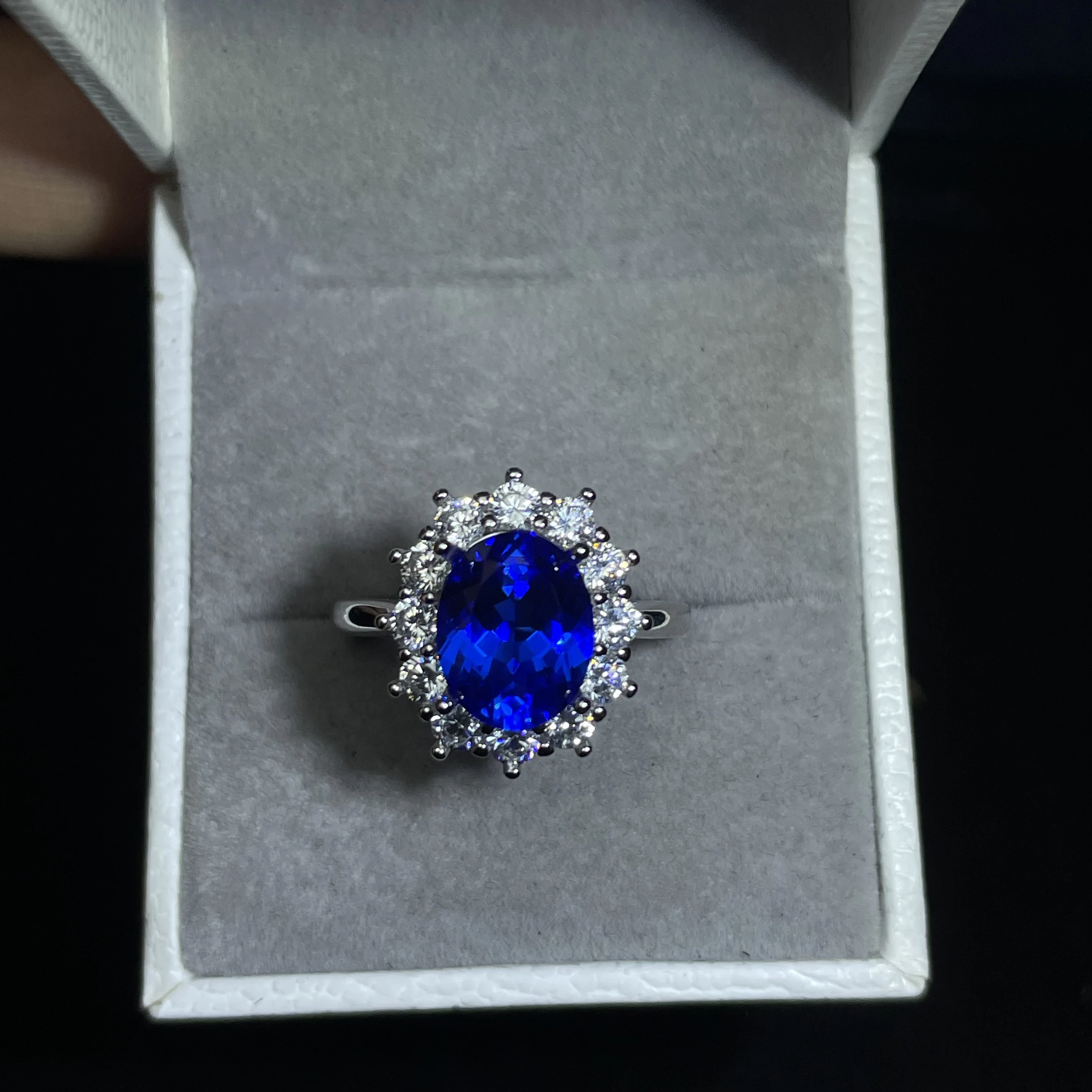 The natural royal blue design of sapphire is in a vintage style and is suitable for use as a gift for banquets and parties