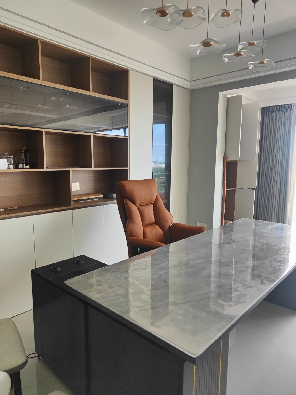 Silla de oficina reclinable ergonómica con reposapiés, silla de escritorio ejecutiva giratoria de cuero PU para ordenador, Base de aluminio para el hogar y la Oficina