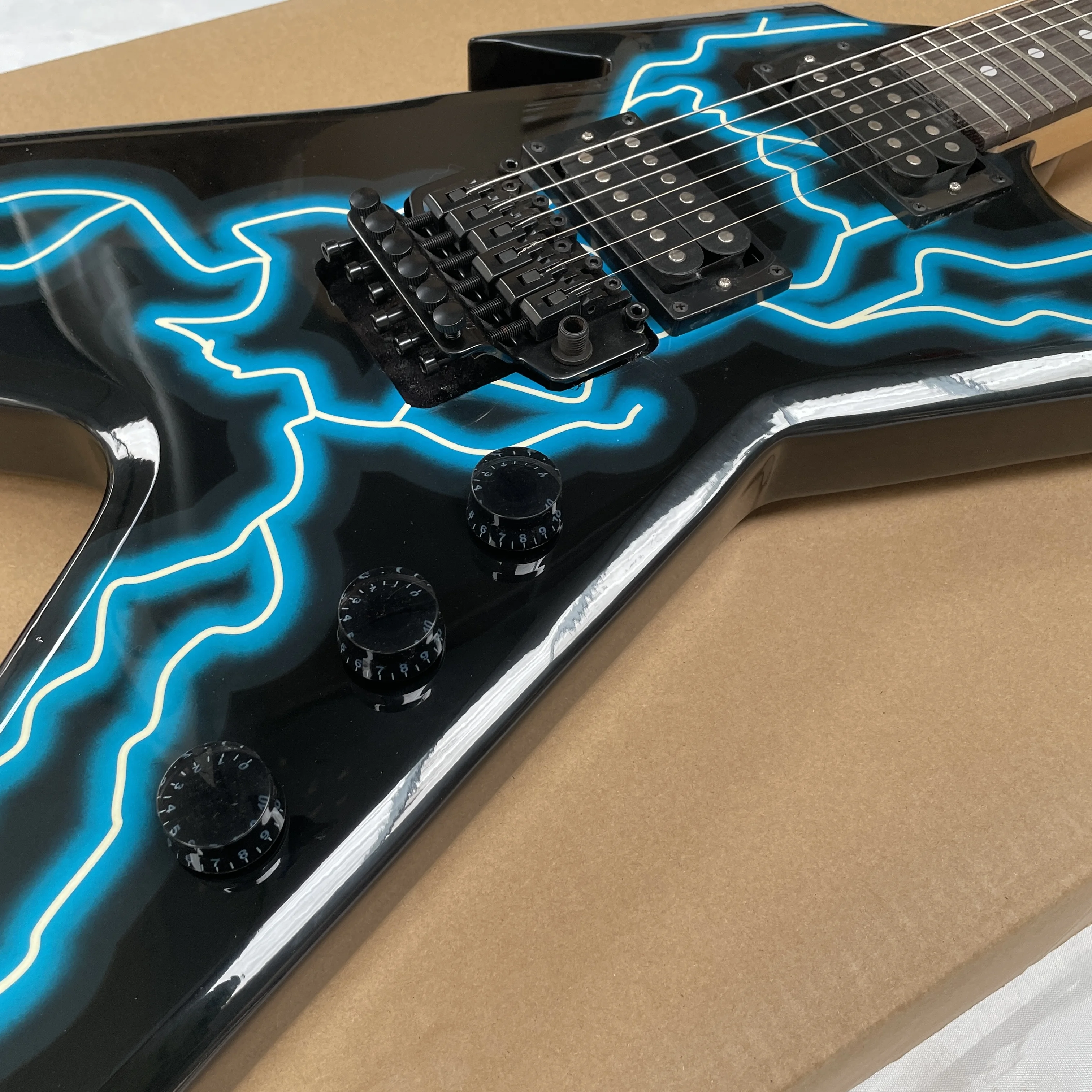 New 6-string electric guitar with black body blue lightning paint job, black hardware,tremolo system guitars—high-value guitarra