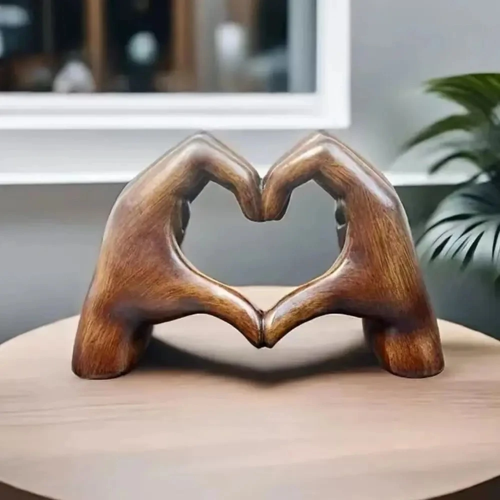 

Faux Wood Heart Hands Sculpture Ornament Resin Statue Art Crafts for Living Room Bedroom Apartment Bookshelf Cabinet Decoration