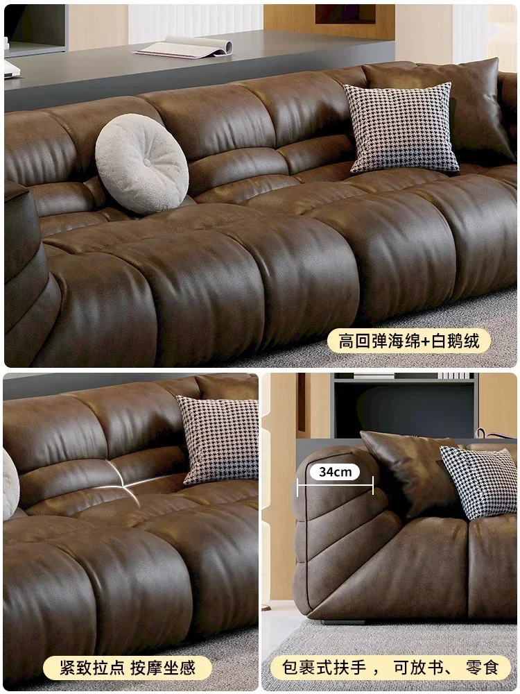 

Простой диван из натуральной кожи для небольшой гостиной