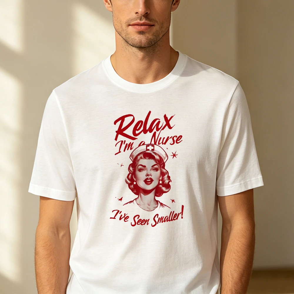 Entspannen Sie sich, ich bin eine Krankenschwester, ich habe schon kleinere gesehen. Retro Pinup Krankenschwester Herren-T-Shirt, lustiges Vintage-Grafik-Retro-amerikanisches Oberteil für