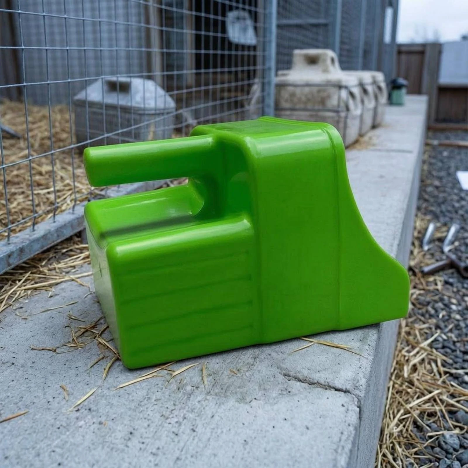Plastic Feed Shovel Green Feed Shovel Open-Front Scoop Ribbed Grip Pellet Scoop Thickened Body