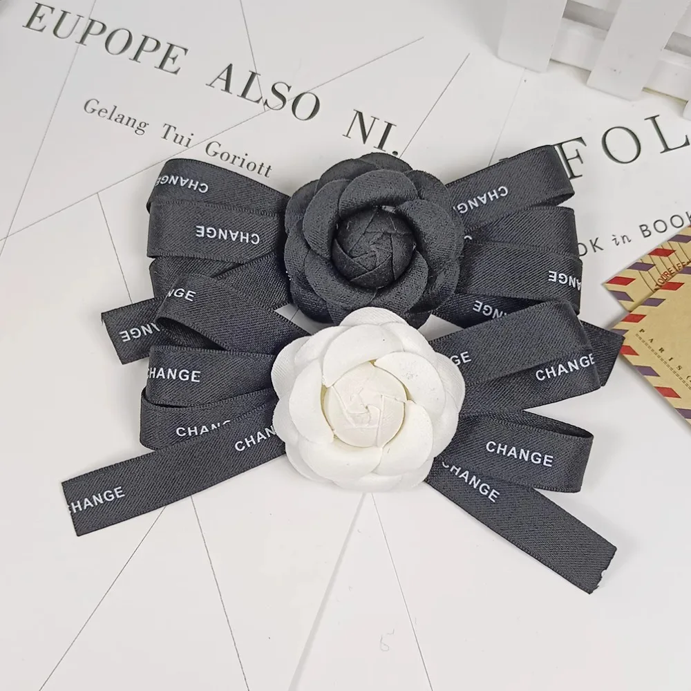 الكورية النسيج زهرة الكاميليا بروش دبوس للنساء أنيقة القوس قميص طوق دبابيس الملابس الزخرفية هدايا حفلات الزفاف مجوهرات