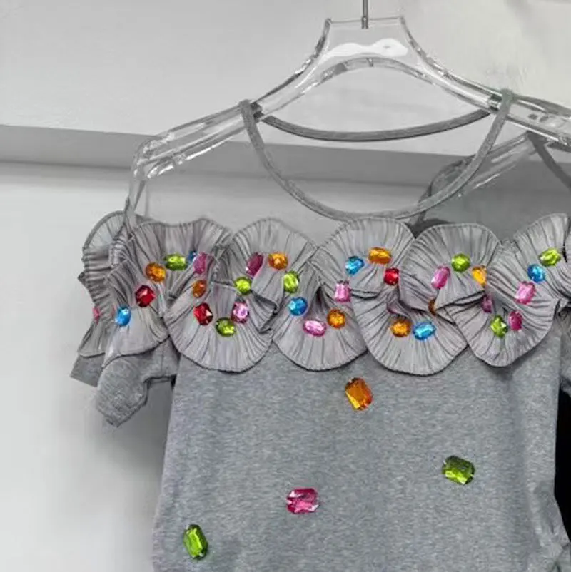 Modna koszulka damska z krótkim rękawem, zdobiona koronką z koralikami, nowość na lato 2025, popularny model z blokami kolorów, koronkowymi wstawkami i efektem wyszczuplającym talię.