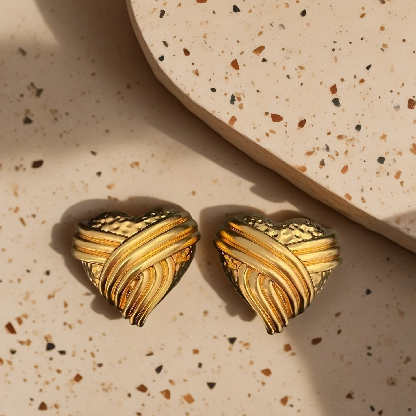 Yuri Ailey Wrapped Heart Gold Stud Earrings Hammered Twist Statement Ear Clip Jewelry Women Daily Luxury Fashion Accessory Gift