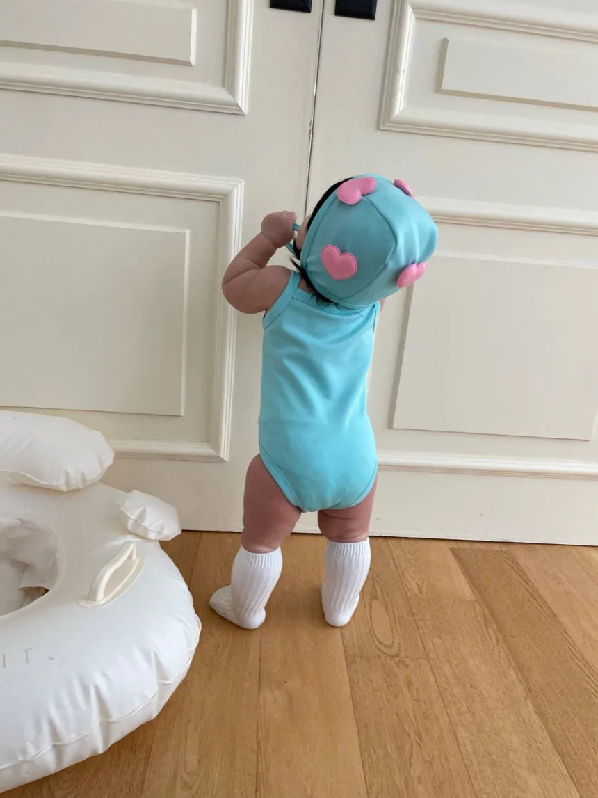 Bodysuit Selempang Hati Lucu Bayi Perempuan Baru Musim Panas 2026 + Topi untuk Anak Laki-laki Perempuan Baju Renang Balita Pakaian Jumpsuit Tanpa Lengan Bayi Baru Lahir