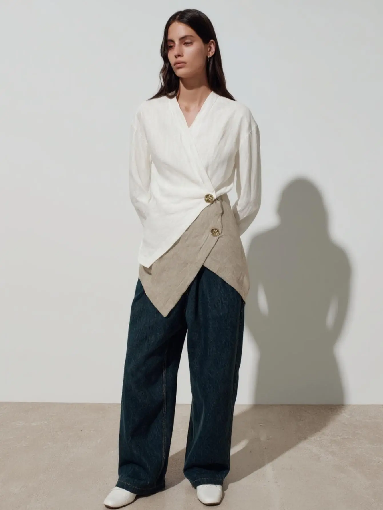 Verão feminino 2025 manga longa com decote em v retalhos camisa fina assimétrica bainha diária básica decoração lateral elegante topo