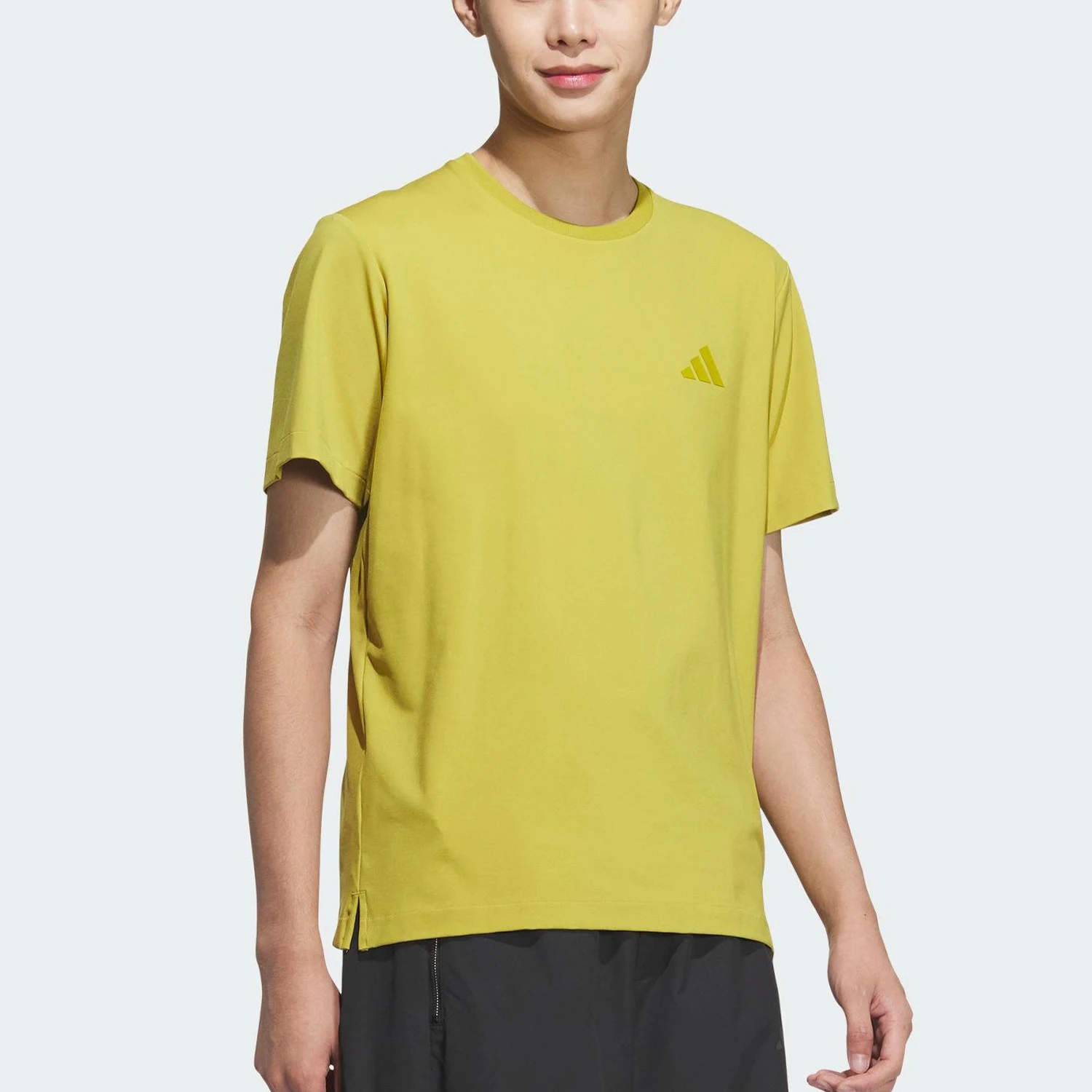 T-SHIRT originale Adidas T-shirt sportiva girocollo da uomo con spacco laterale JL6048