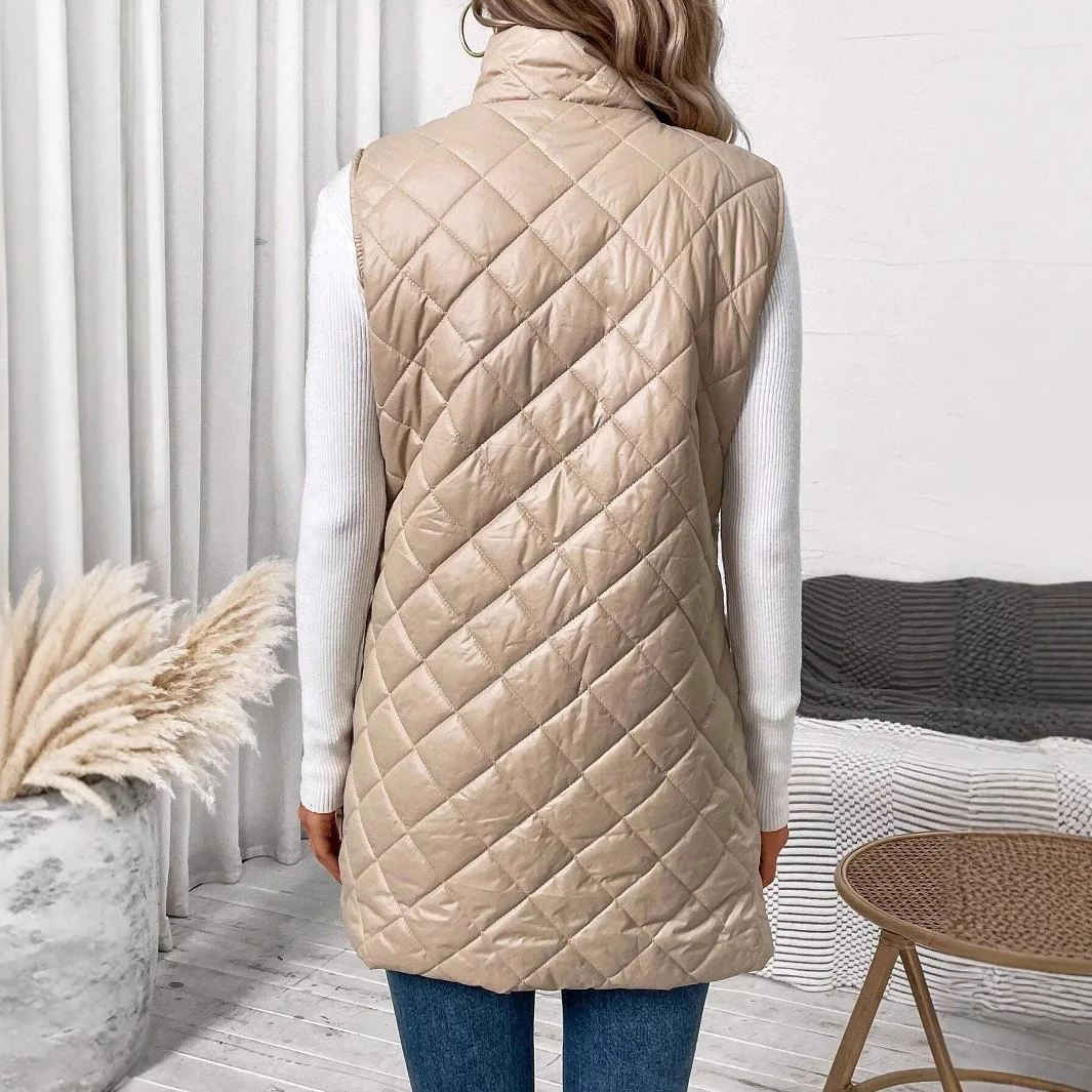 سترة قطنية جديدة لخريف وشتاء 2025 بلون ماسي مع جيوب بسحاب