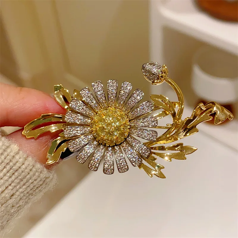 Beautiful French Retro Exquisite Micro-inlaid Zircon Sunflower Brooches for Women Elegant Design Clothing Accessories Pins