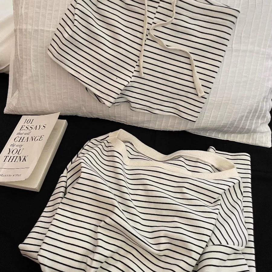 أسود أبيض مخطط خارج الكتف منامة النساء طويلة الأكمام السراويل مائل الكتف القمم كبيرة الحجم ملابس المنزل لباس خارجي مجموعة