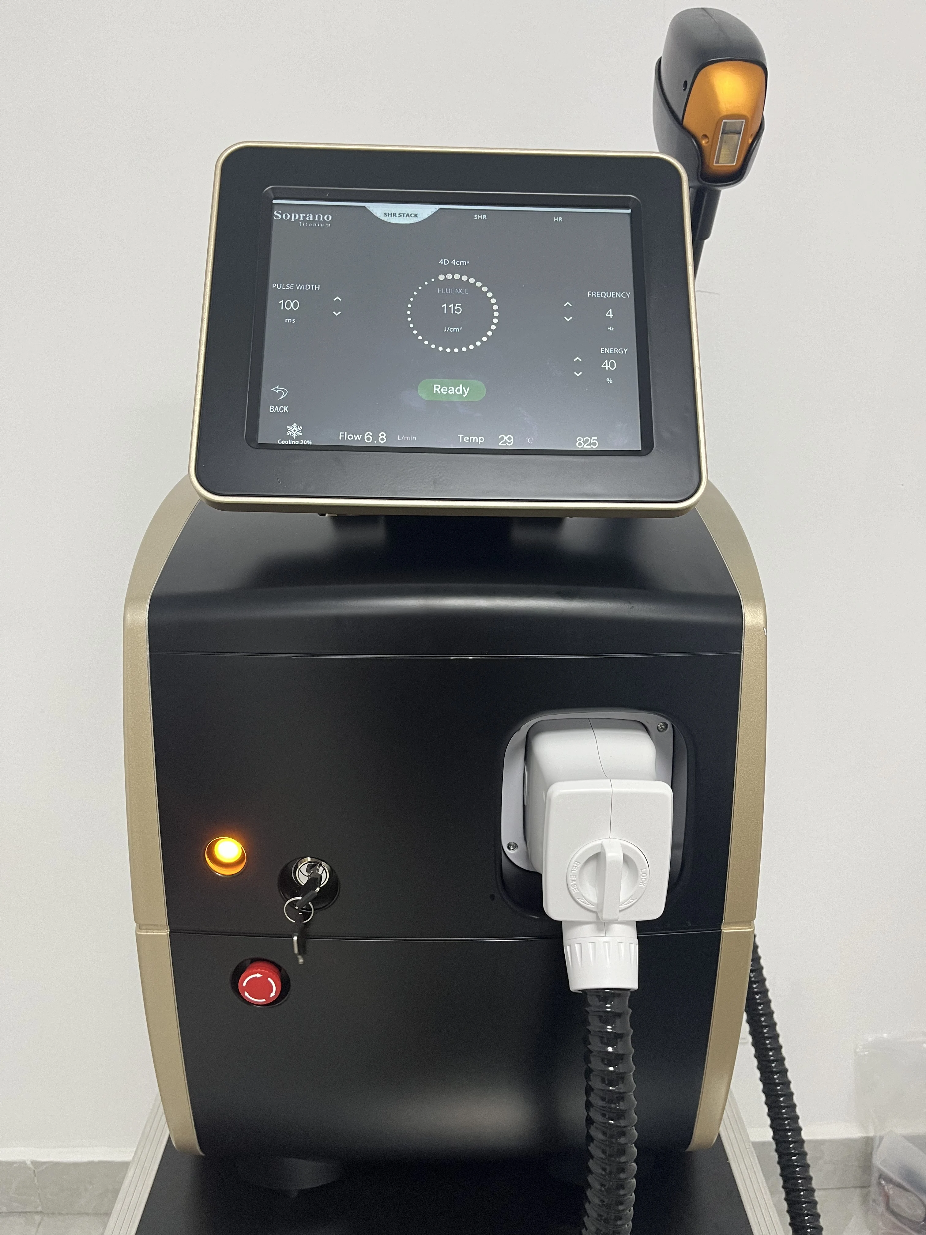 آلة إزالة الشعر بالليزر ديود 808 نانومتر المحمولة 4 جهاز موجات لإزالة شعر الصالون الاحترافي بدون ألم