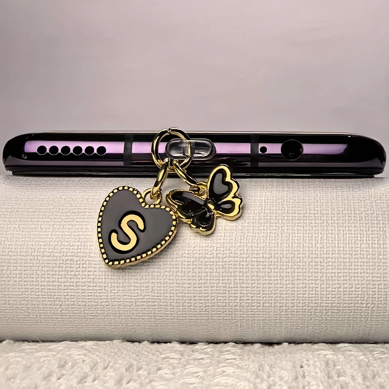 

1 Piece of Personalized Black Butterfly Phone Dust Plug with Letters, English Letters from N to Z Available, Dedicated for Type-C Interface, DIY Personalized Phone Decoration