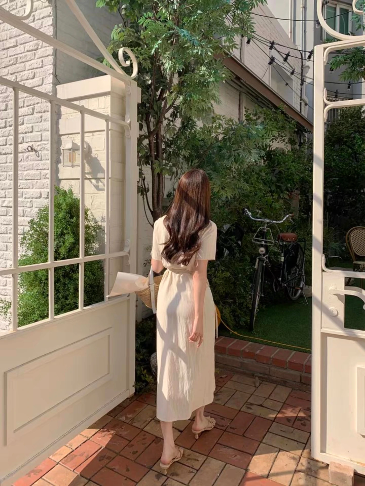 Robe à manches courtes à lacets et col rond blanc cassé pour femme, style simple et frais, adaptée aux sorties quotidiennes et aux vacances au printemps et en été
