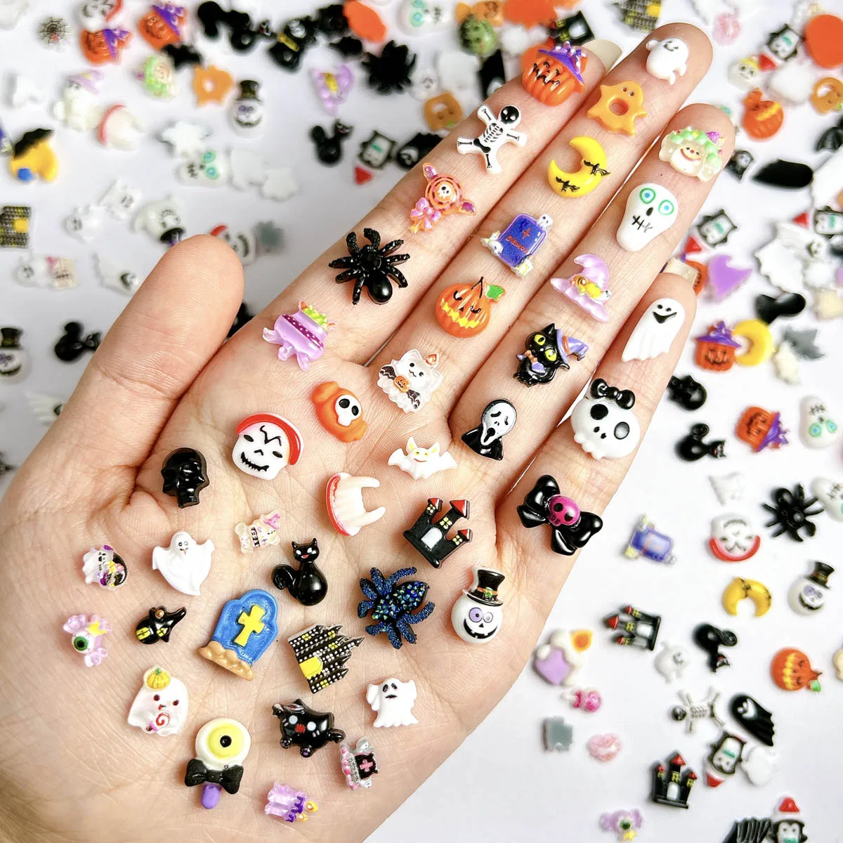 3Dクリエイティブハロウィンブラインドボックスミックスレジンネイルチャーム漫画ゴーストスカルパンプキンネイルアートデコレーションDIYヘアピンネイル用