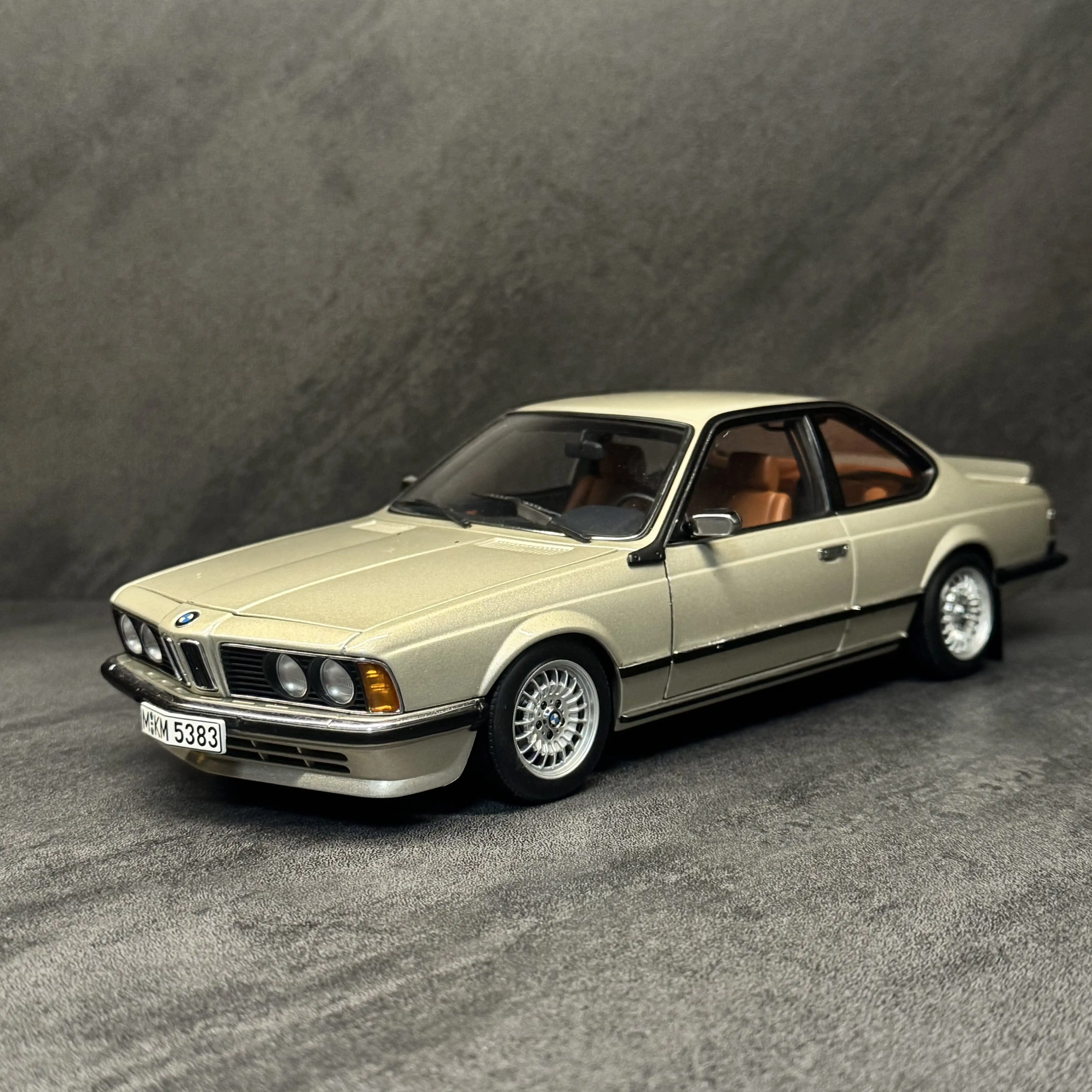 

Autoart 1:18 635CSI E24 Champagne Simulation Limited Edition Alloy Metal Static Car Model Toy Gift