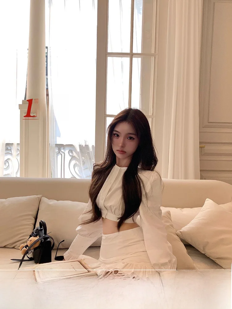 

Белый летний комплект из топа и юбки для женщин: повседневный свободный крой, хлопок, с узлами, стильный дизайн