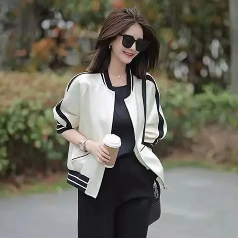 Kurtka baseballowa damska w stylu koreańskim z blokami kolorów, model 2026, damska odzież wierzchnia z długim rękawem, jesienna, elegancka, krótka satynowa kurtka w stylu casual.