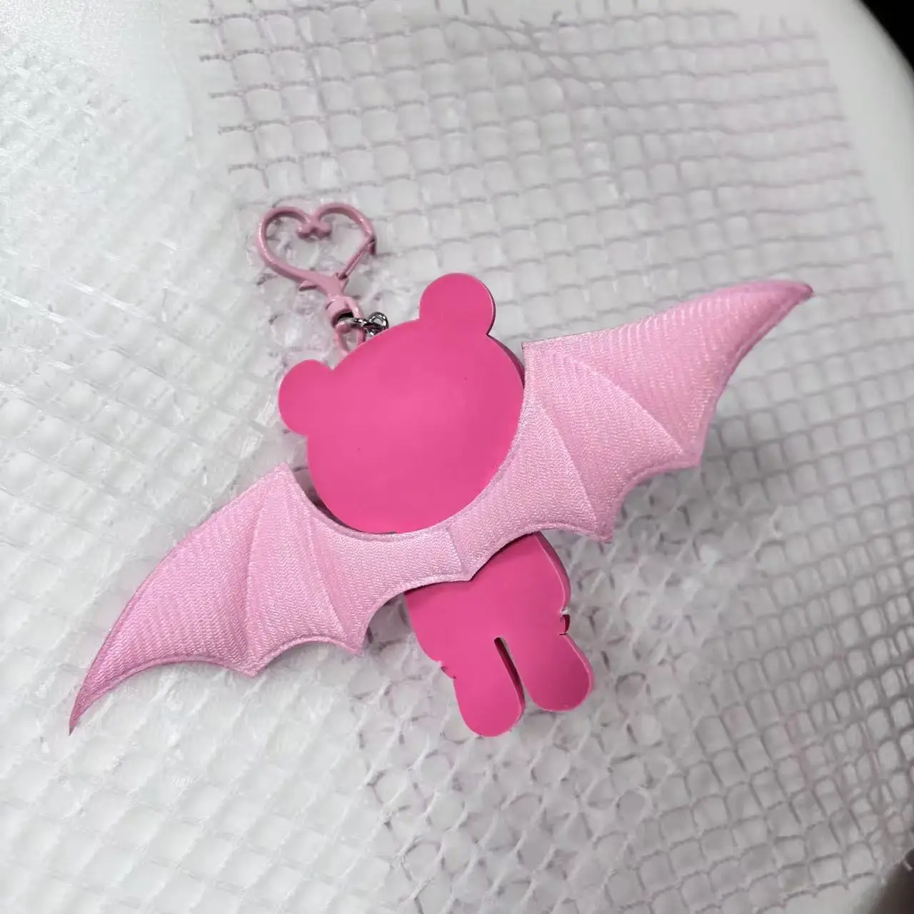 سلسلة مفاتيح فاخرة على شكل دب الخفافيش الداكن - مصنوعة بشكل رائع بتفاصيل دموية وأجنحة لامعة. #3