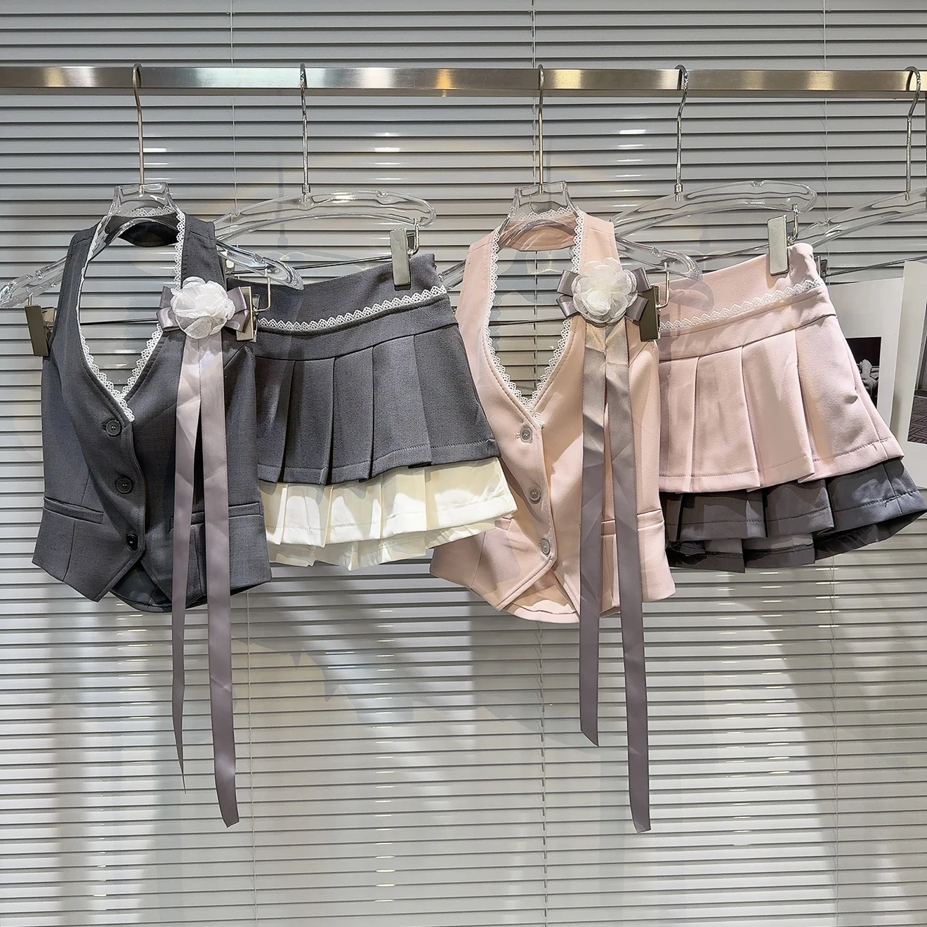 

Summer 2026 New Style Small Fragrance Wind Pin Collar Vest Color Block Pleated Skirt Set Sweet Style Short Sleeve V-Neck Butt...