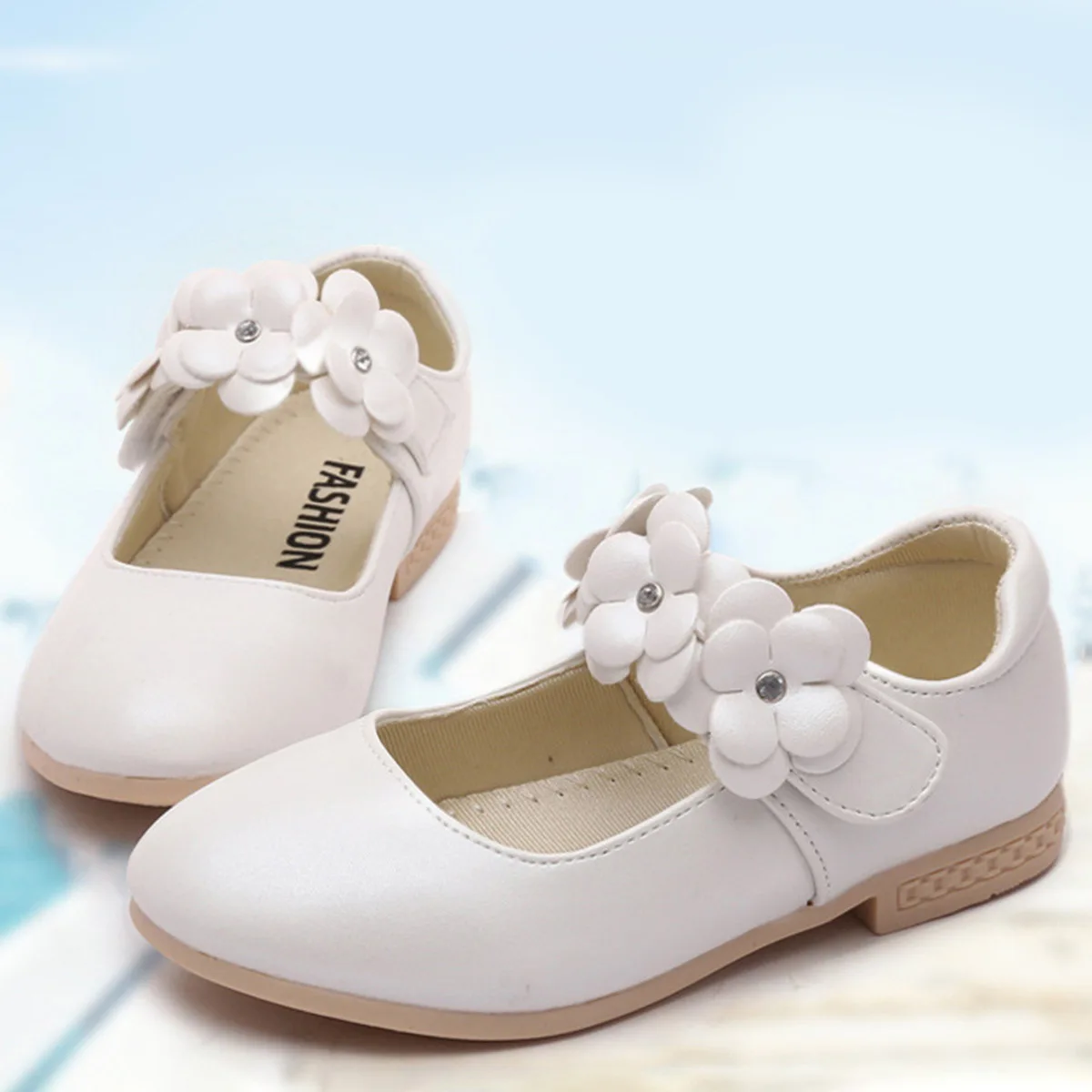 

1 пара детской обуви белого цвета, размер 30 Eu29,5 Us12 UK11.5, стильная дышащая мягкая подошва, удобный материал, защита от запаха на открытом воздухе