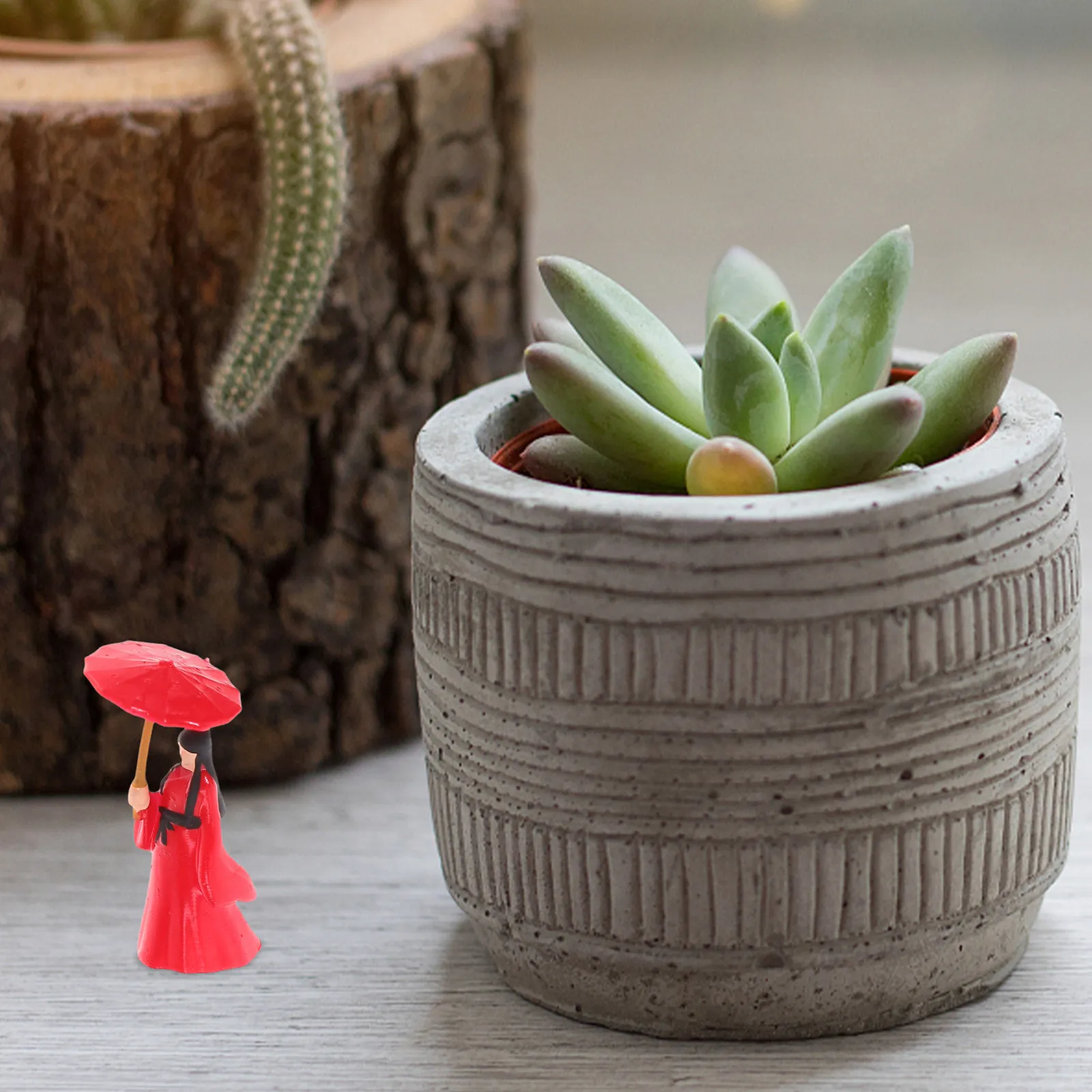 

Handcrafted Resin Ancient Girl Figure in Traditional Hanfu with Umbrella for Miniature Garden Bonsai Decoration Landscape Design