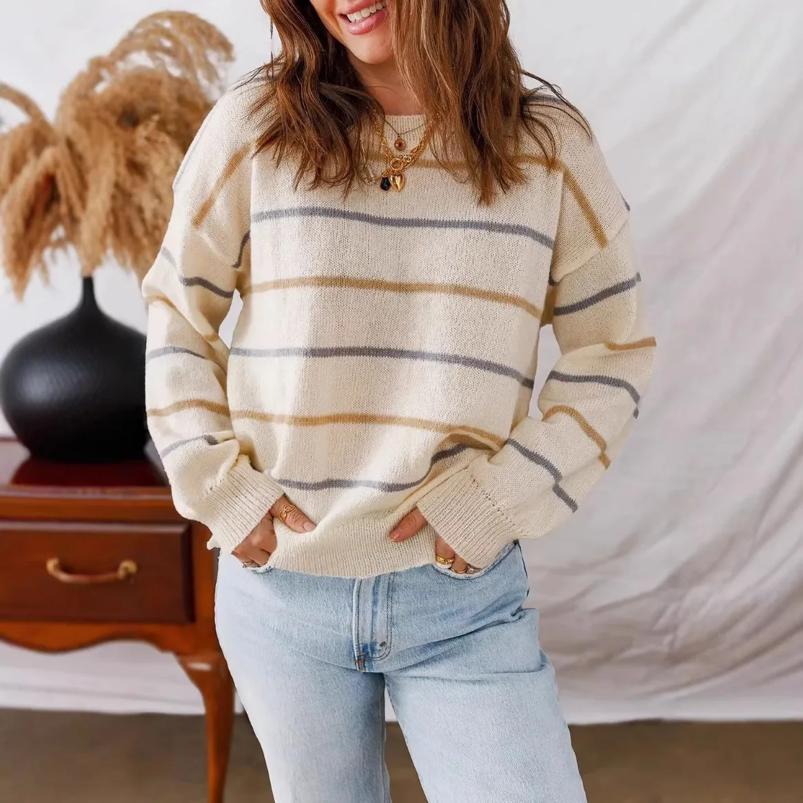 

Женский полосатый вязаный свитер оверсайз с длинными рукавами и круглым вырезом