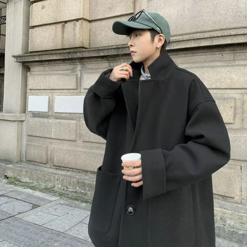 

Мужское длинное пальто из шерстяной смеси для зимы в стиле коттеджкор: деревенский, пасторальный, загородный, фермерский, рустик, букальный, аркадский, простой, сдержанный, стильный, крутой.