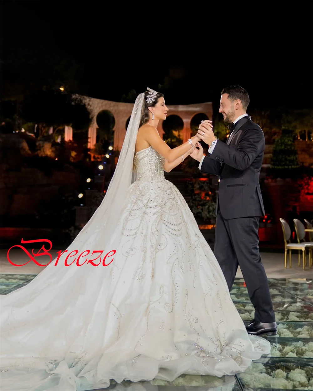 맞춤형 우아한 화이트 새틴 웨딩 드레스 고품질 Strapless 크리스탈 신부 가운 채플 트레인 오픈 백 드레스